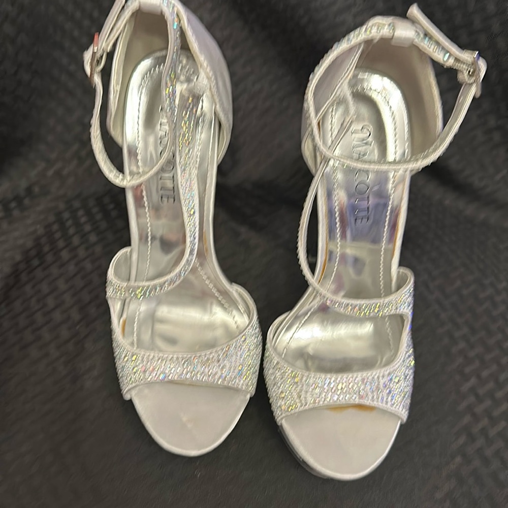 Mascotte Silver 5.5” Platform Heels. Size 6.5
